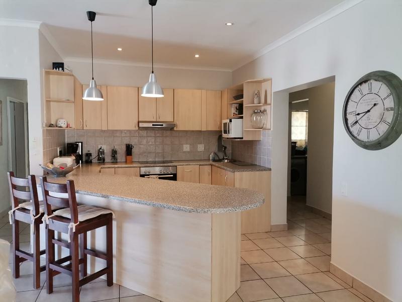 To Let 4 Bedroom Property for Rent in Signal Hill Western Cape